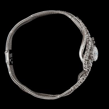 A totally circa 4.30 cts brilliant-cut diamond bracelet. Center stone circa 3.00 cts, quality circa H/VVS.