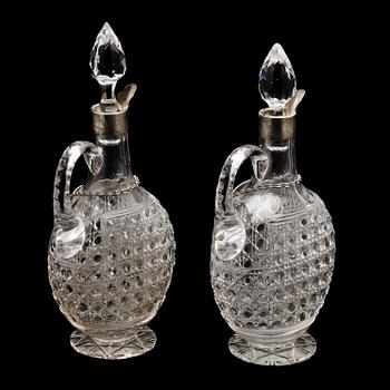 KARAFFER, ett par, glas med silvermonteringar, otydliga mästarstämplar, Birmingham, 1890.