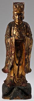 FIGUR, förgyllt och bemålat trä. Qing dynastin, 1600/1700-tal.