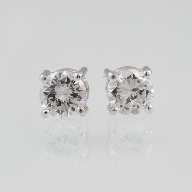 ÖRHÄNGEN, 18K vitguld med briljantslipade diamanter ca 0.62 ct. Vikt 1,6 gram.