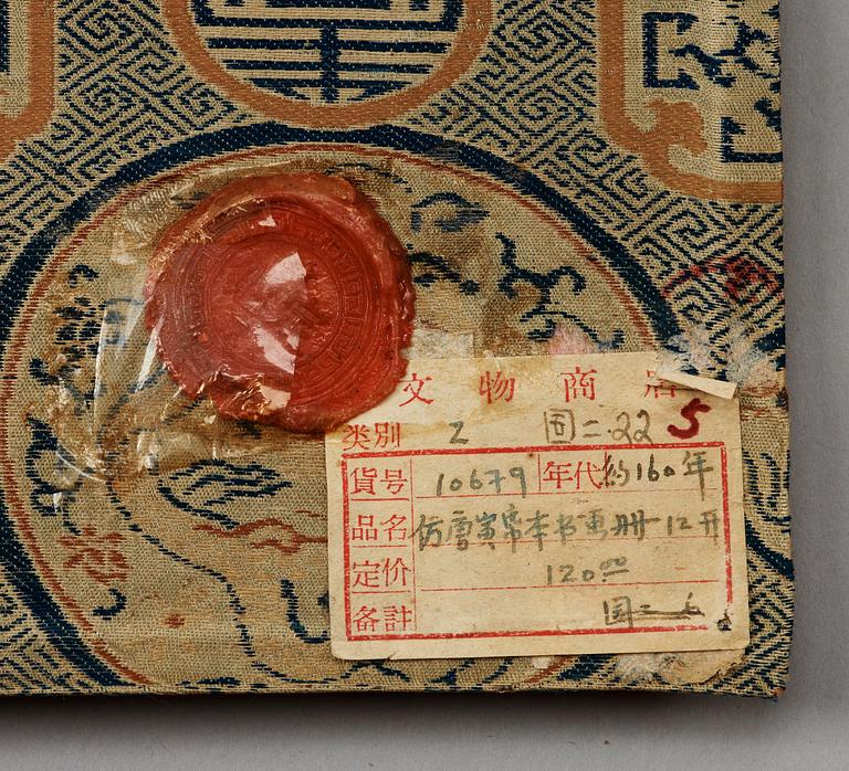 SAMLING med 12 MÅLNINGAR samt 12 + 4 KALLIGRAFIER. Qing dynasty, 1800-tal. Motiv med lärda män i landskap.