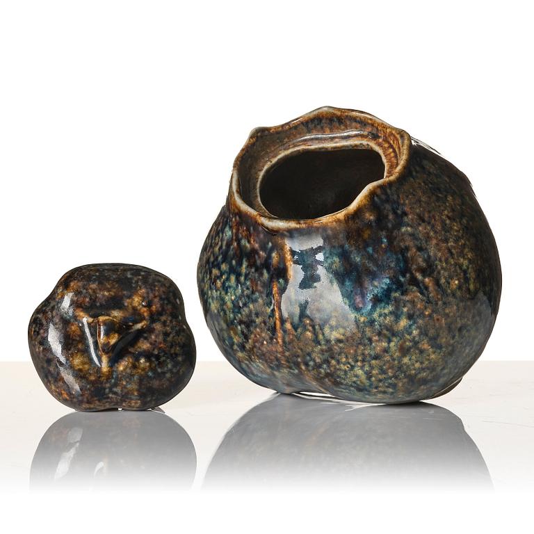 Anders & Bess Wissler, a stoneware pot with cover, Ateljé Solklinten, Mariefred, Sweden 1919.