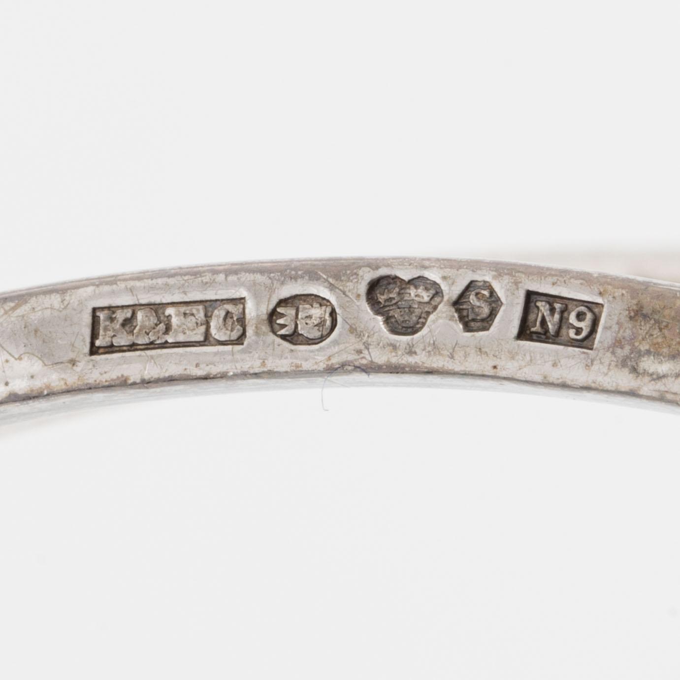 Tiara silver med vita stenar.
