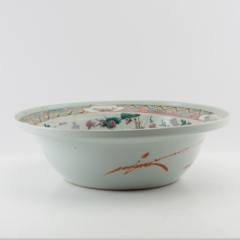 Wash basin China 20th century porcelain.