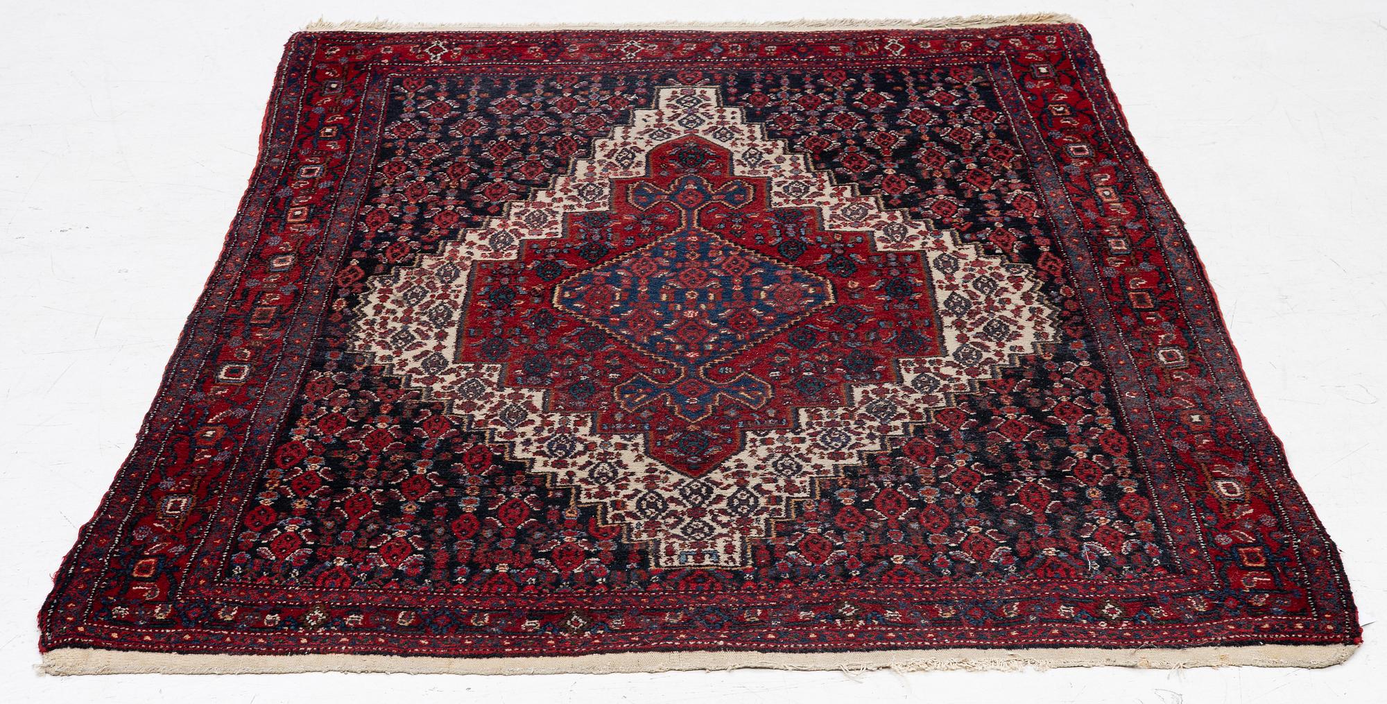 A Senneh rug, c. 200 x 150 cm.