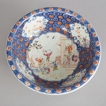 A famille rose bowl, Qing dynasty, Qianlong (1736-95).