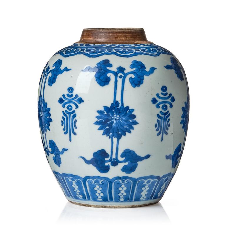A blue and white jar, Qing dynasty, Kangxi (1662-1722).