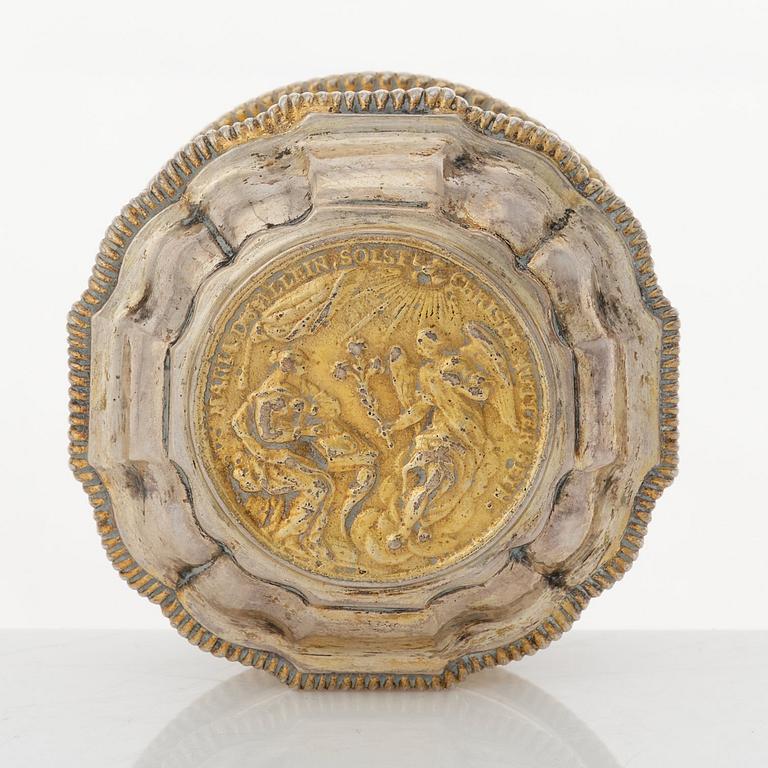 A Swedish 18th century parcel-gilt silver snuff-box, mark of Melchior Faust, Gothenburg 1768.