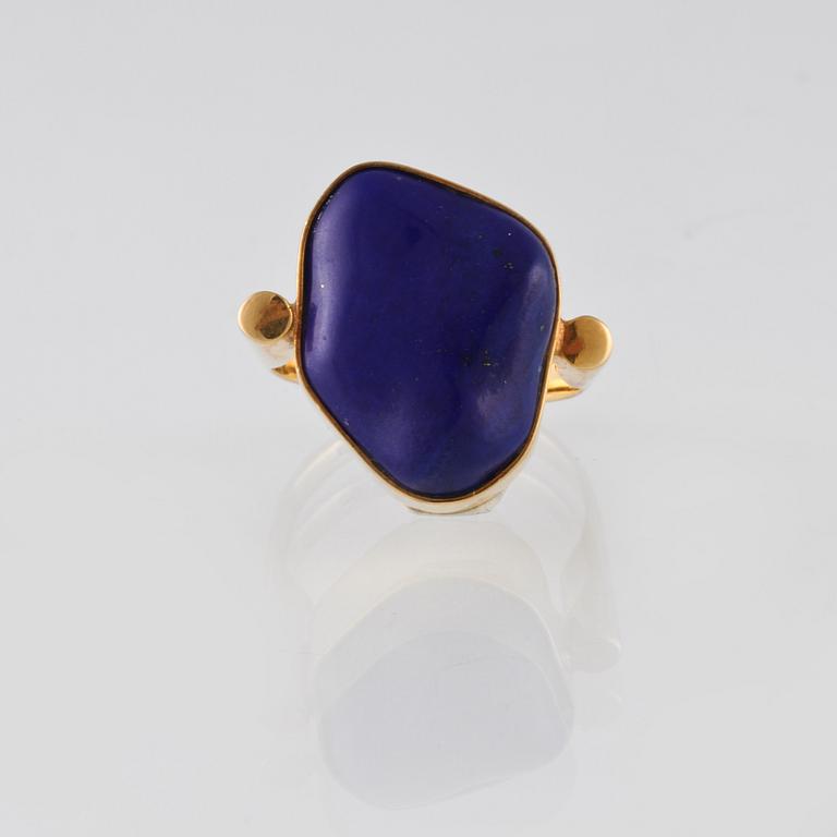 RING, 14K guld med trumlad lapis lazuli. Vikt 8,4 gram.