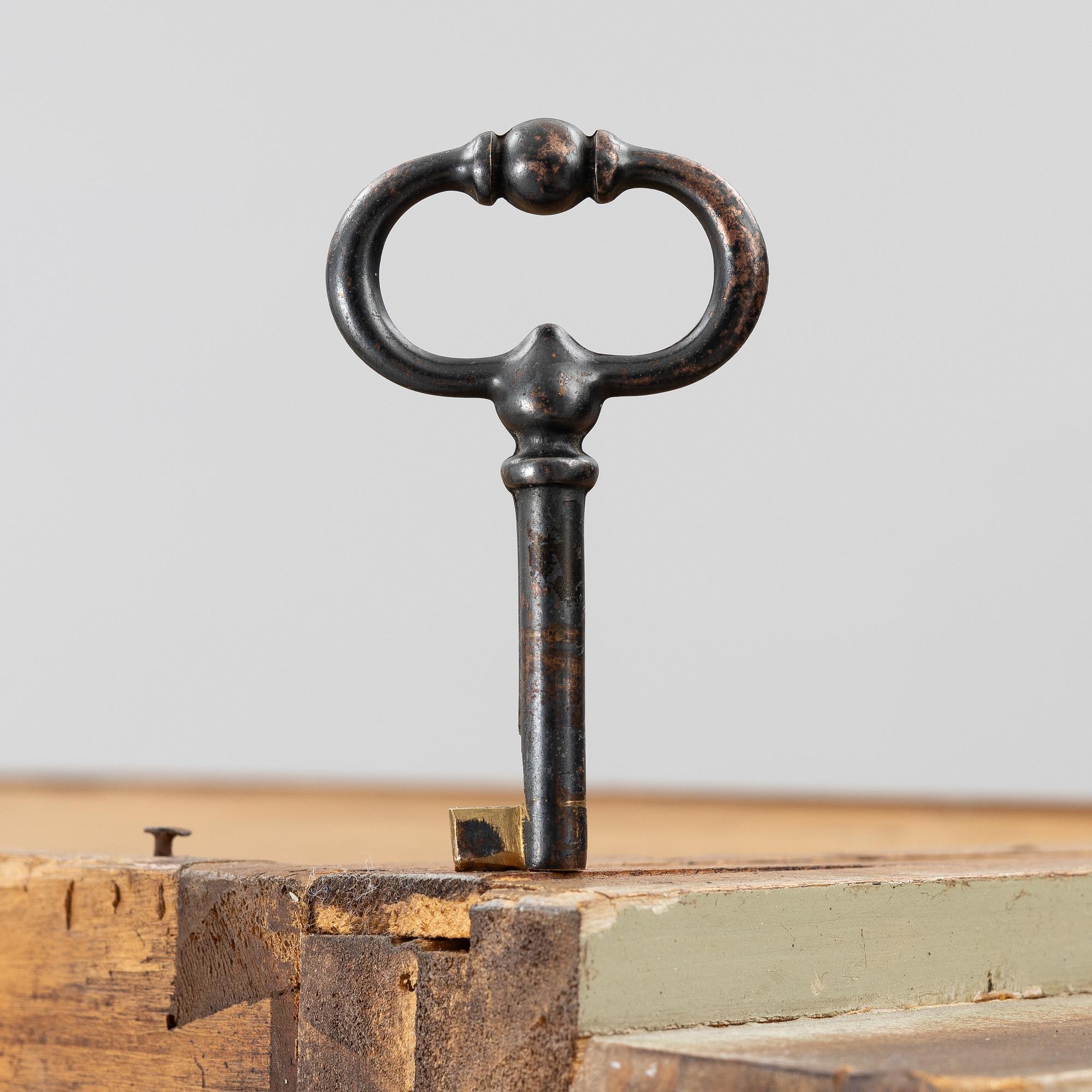 Klädskåp, 1900-talets första hälft.