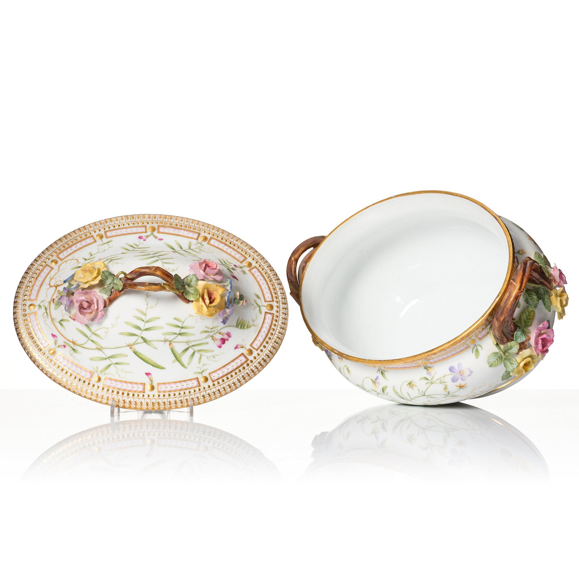 Terrin med lock, porslin. Royal Copenhagen, "Flora Danica", Danmark, omkring 1900.