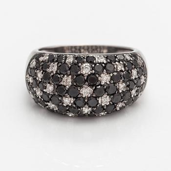 Ring, 14K vitguld, svarta och färglösa diamanter ca 2.20 ct tot. Moskva efter 1994.