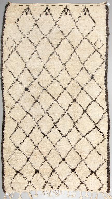 MATTO, Morocco, ca 326,5 x 178 cm (including a few cm flat weave at the ends).