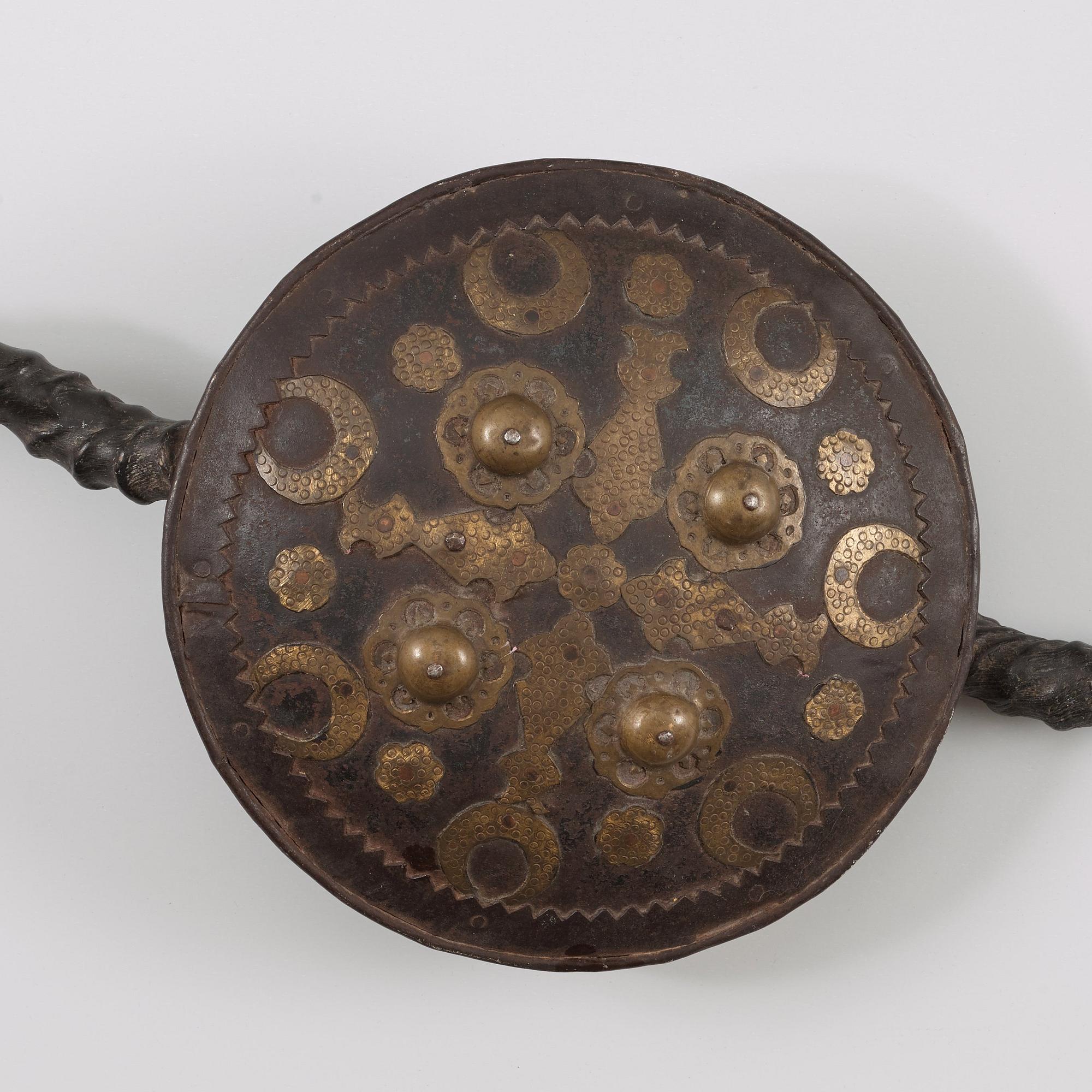 MADUSKÖLD, horn, brons och mässing. Indien, 1800-tal.