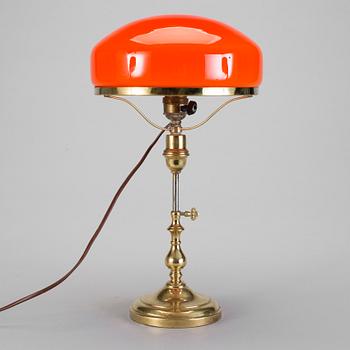 BORDSLAMPA I MÄSSING, så kallad Strindbergslampa, 1900-talets första hälft.