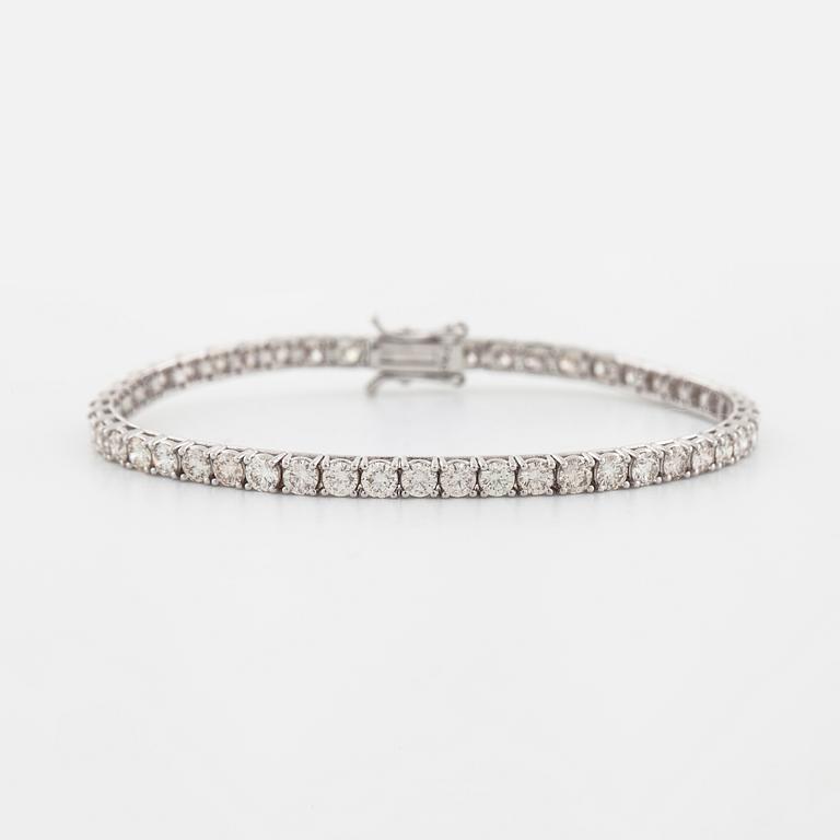 A brilliant cut diamond bracelet.