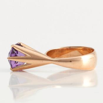 Elis Kauppi, A RING, 14K gold, amethyst, Finnish export hallmarks. 1970´s.