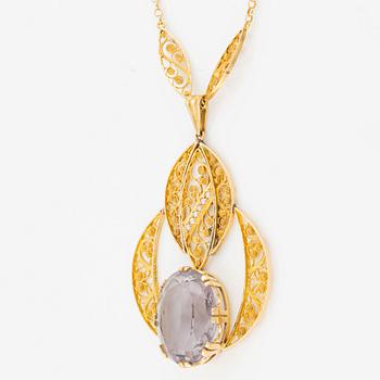 18K gold necklace with an amethyst and pearls.