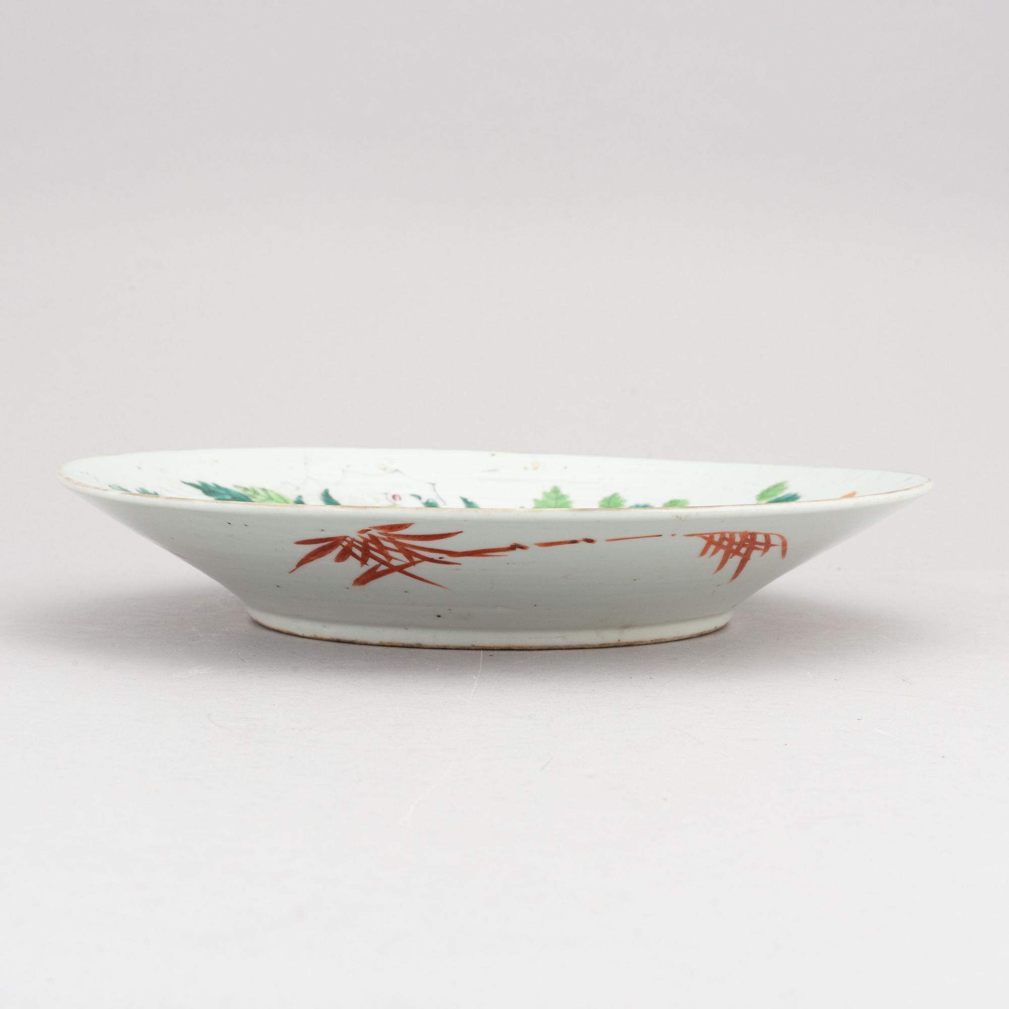 A famille rose dish, Qing dynasty, 19th Century.