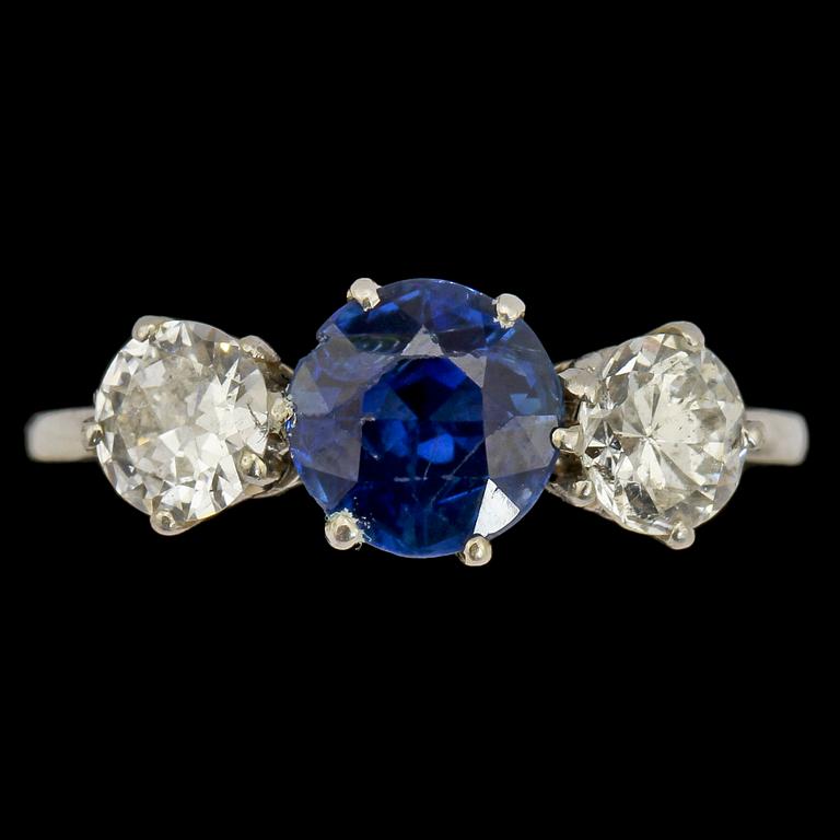 RING, 18k vitguld med fasettslipad safir och två fasettslipade diamanter. Vikt 3 g.