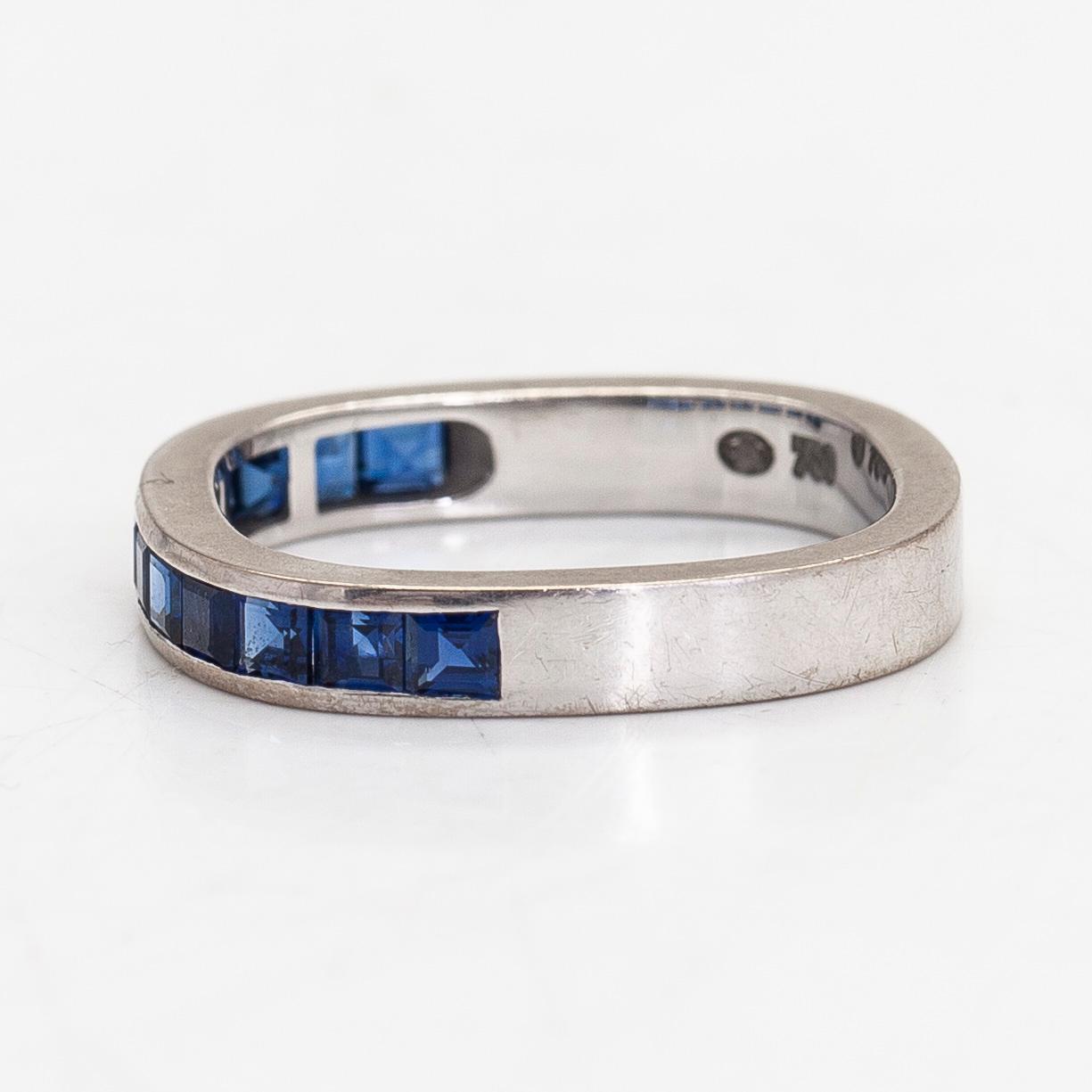 Ring, alliansring, 18K vitguld med carréslipade safirer, Schweiz.