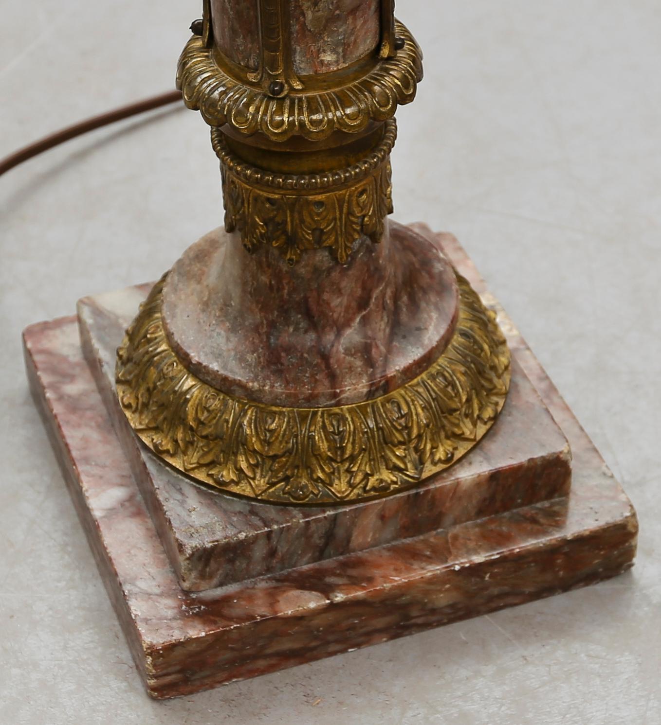 BORDSLAMPA, alabaster och mässing, 1900-talets första hälft.