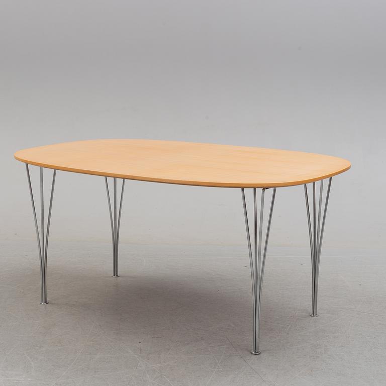 A 'Superellips' table by Bruno Mathsson and Piet Hein, Fritz Hansen, 1979.