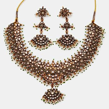 1003. An Indian demi parure comprising a necklace and a pair of earrings.