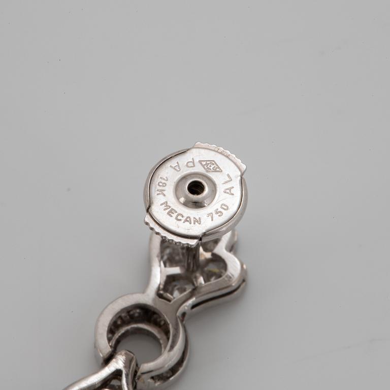 Ett par örhängen 18K vitguld med gammal- och runda briljantslipade diamanter.