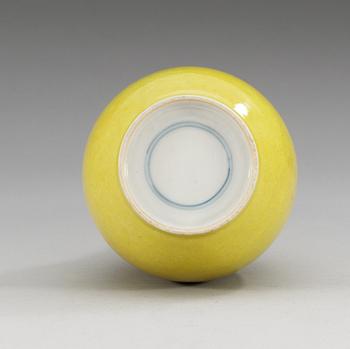 A yellow glazed vase, late Qing dynasty (1644-1912).
