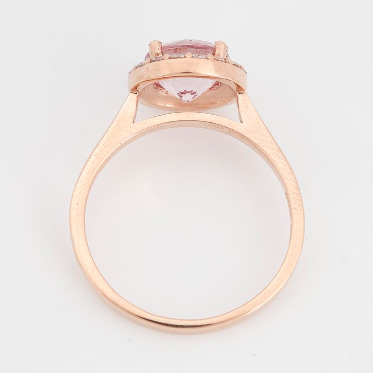 RING, med morganit och briljantslipade diamanter.