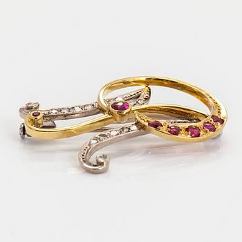 Torbjörn Tillander, brosch i form av bokstaven "M", 18K guld. Helsingfors 1981.