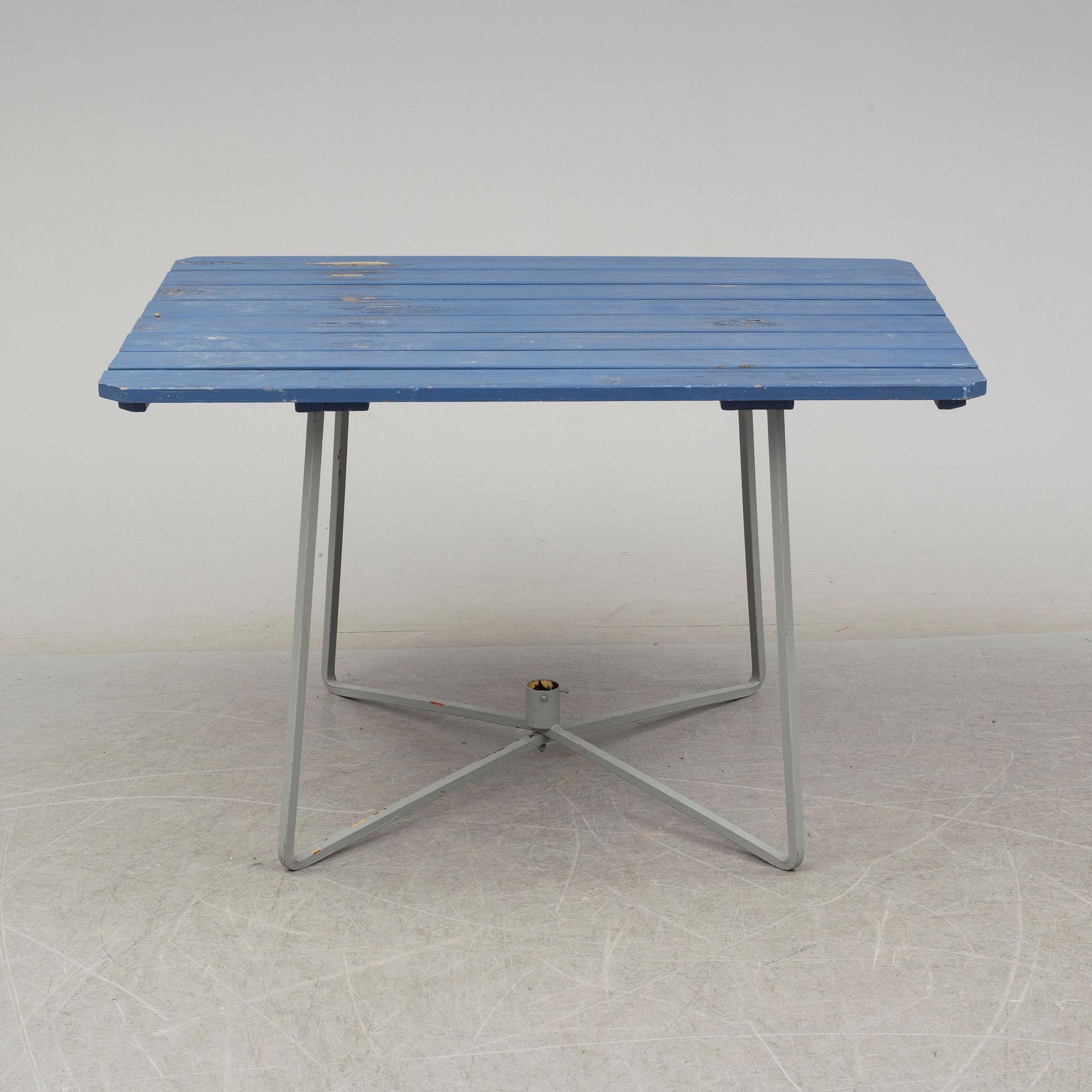 A painted garden table and four armchairs, first half of the 20th century.