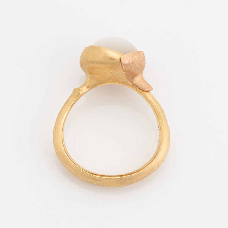 Charlotte Lynggaard för Ole Lynggaard, ring 18K guld med månsten, modell Lotus 2.