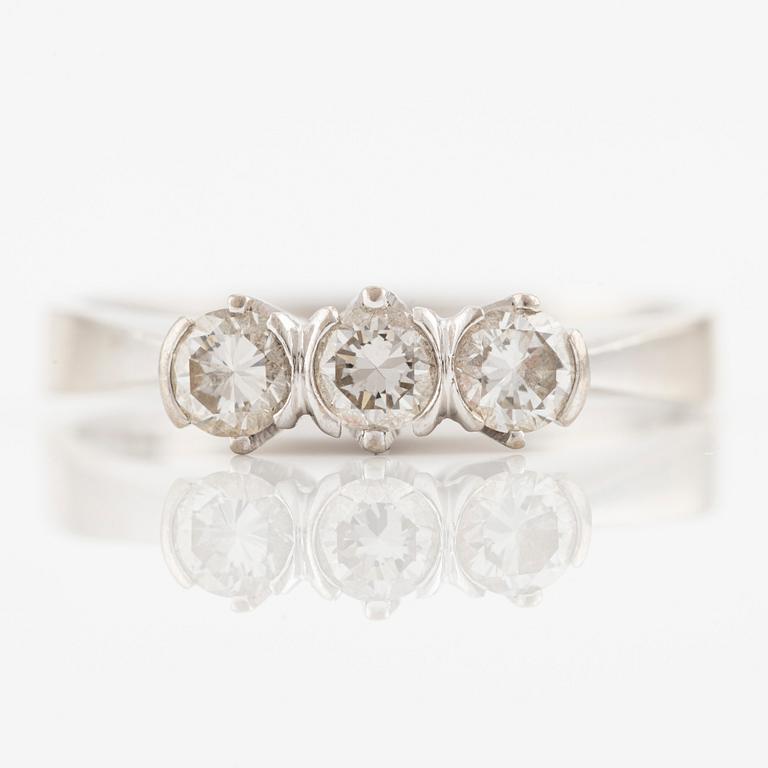 Ring in 18K gold with three round brilliant-cut diamonds.
