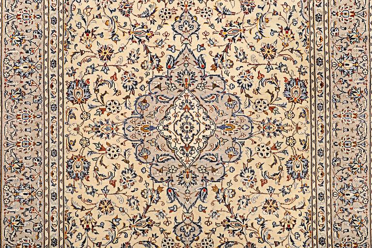 A Kashan carpet, c. 302 x 197 cm.