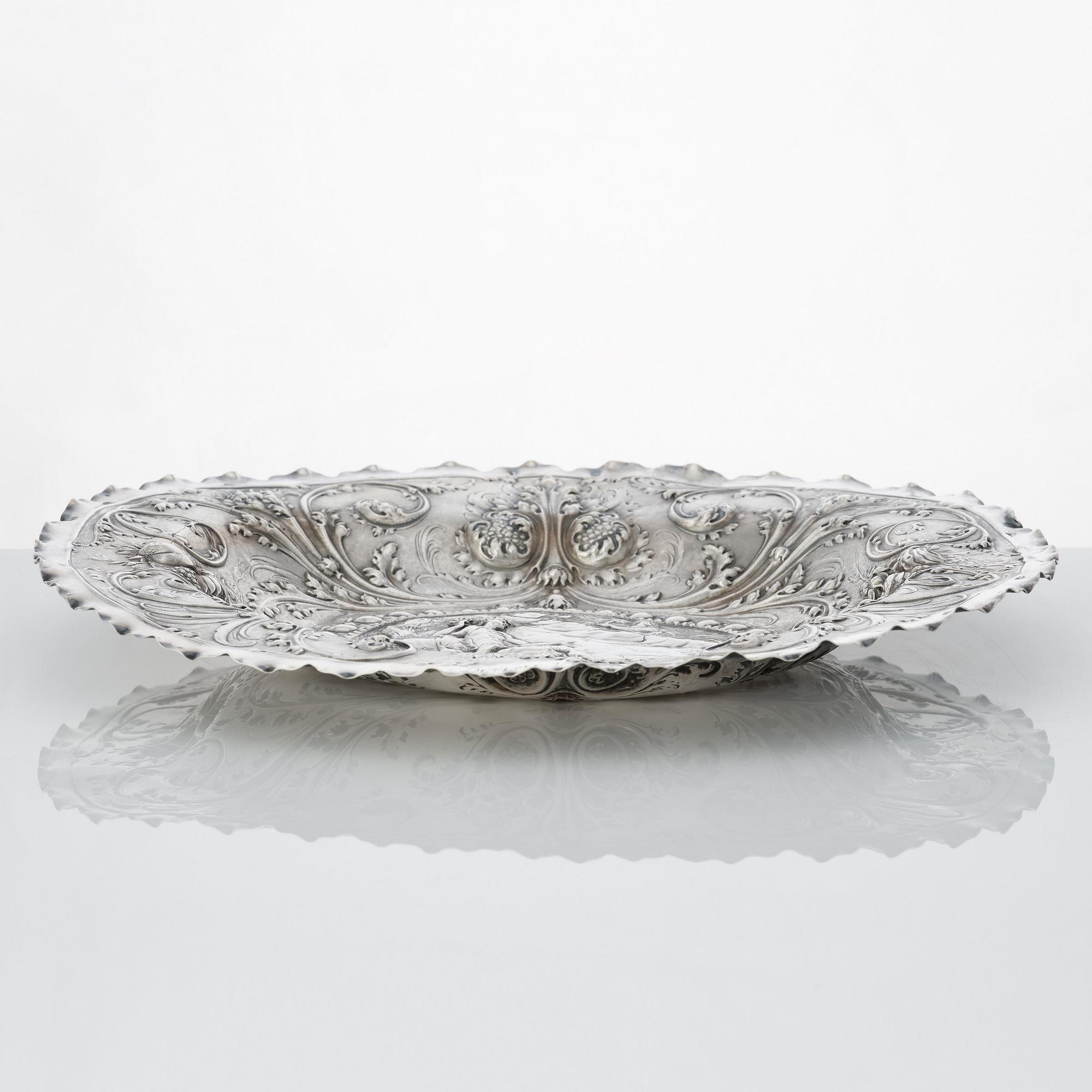 A Baltic early 18th century silver dish, mark of Christoffer I. Mansfeld, Reval (1682-1710).