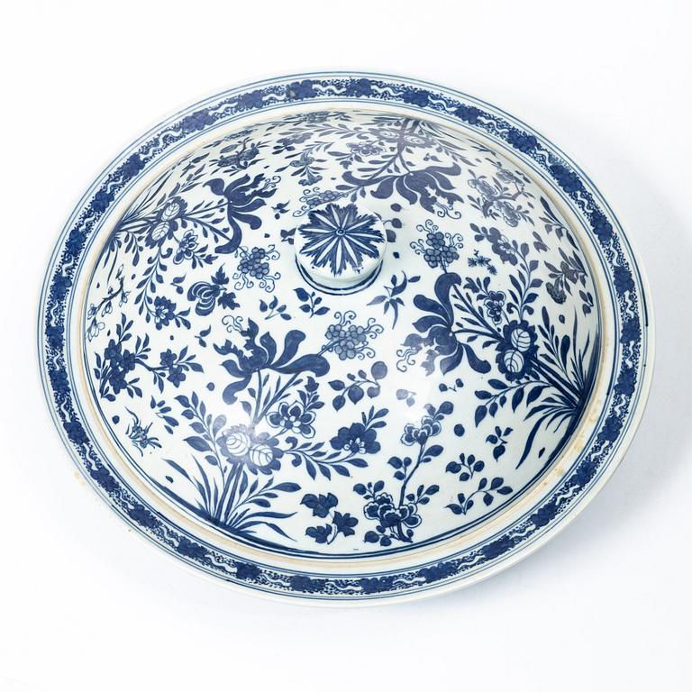 A Chinese blue and white tureen with cover, 20th century.