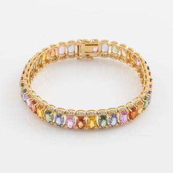 Armband med ovala multifärgade safirer och små briljantslipade diamanter.