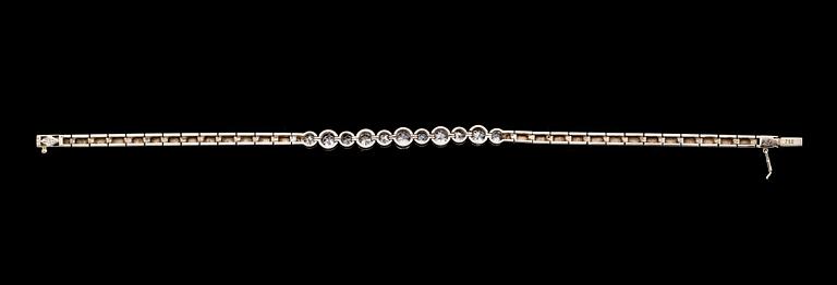 ARMBAND, 18 k vitguld, 11 briljantslipade diamanter tot ca 2.14 ct.