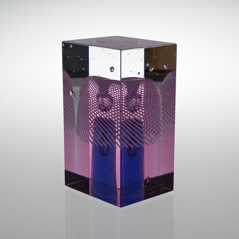 OIVA TOIKKA, A GLASS CUBE. Signed Oiva Toikka, Nuutajärvi 96/100, Kun tuomet kukkivat 2007.