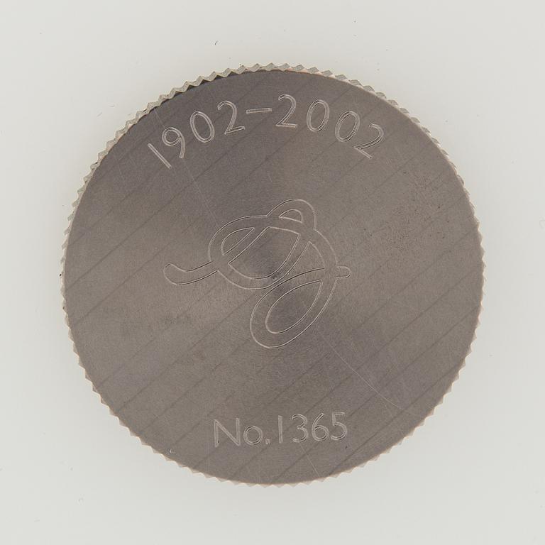 Arne Jacobsen, kattovalaisin "Stelling pendant" Louis Poulsen Tanska, 2002.