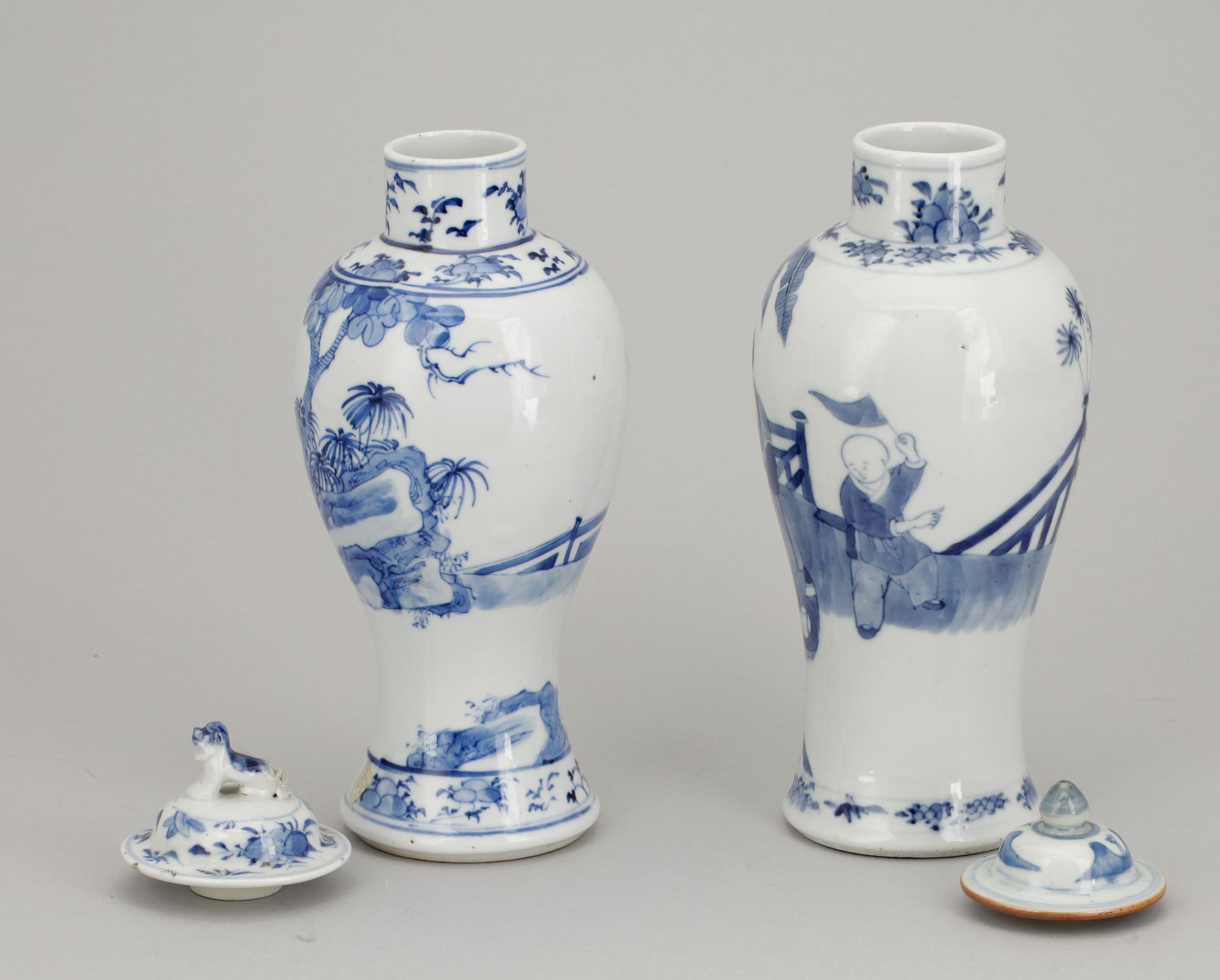 LOCKURNOR, 2 st olika, porslin, Kangxistil, Kina troligen sen Qing och omkring år 1900.