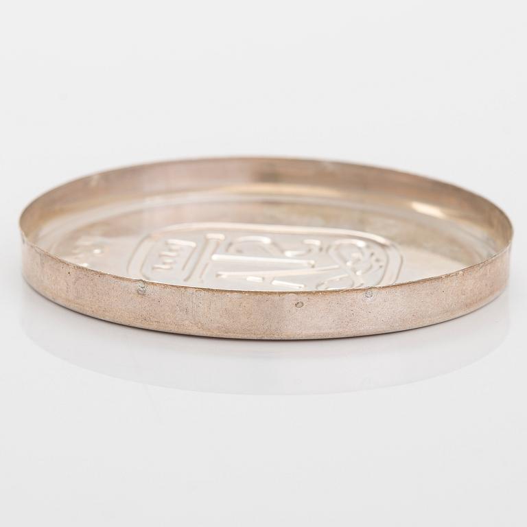 Savukekotelo, hopea, samorodok-tekniikka, Turku 1947 sekä nuuskapurkin kansi, ruotsalaiset leimat 1987.