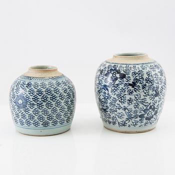 A set of two blue and white jars, late Qing dynasty/early 20th century.