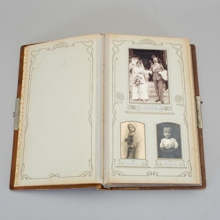 FOTOALBUM, innehållande 65 kabinettfotografier, 1900-talets början.