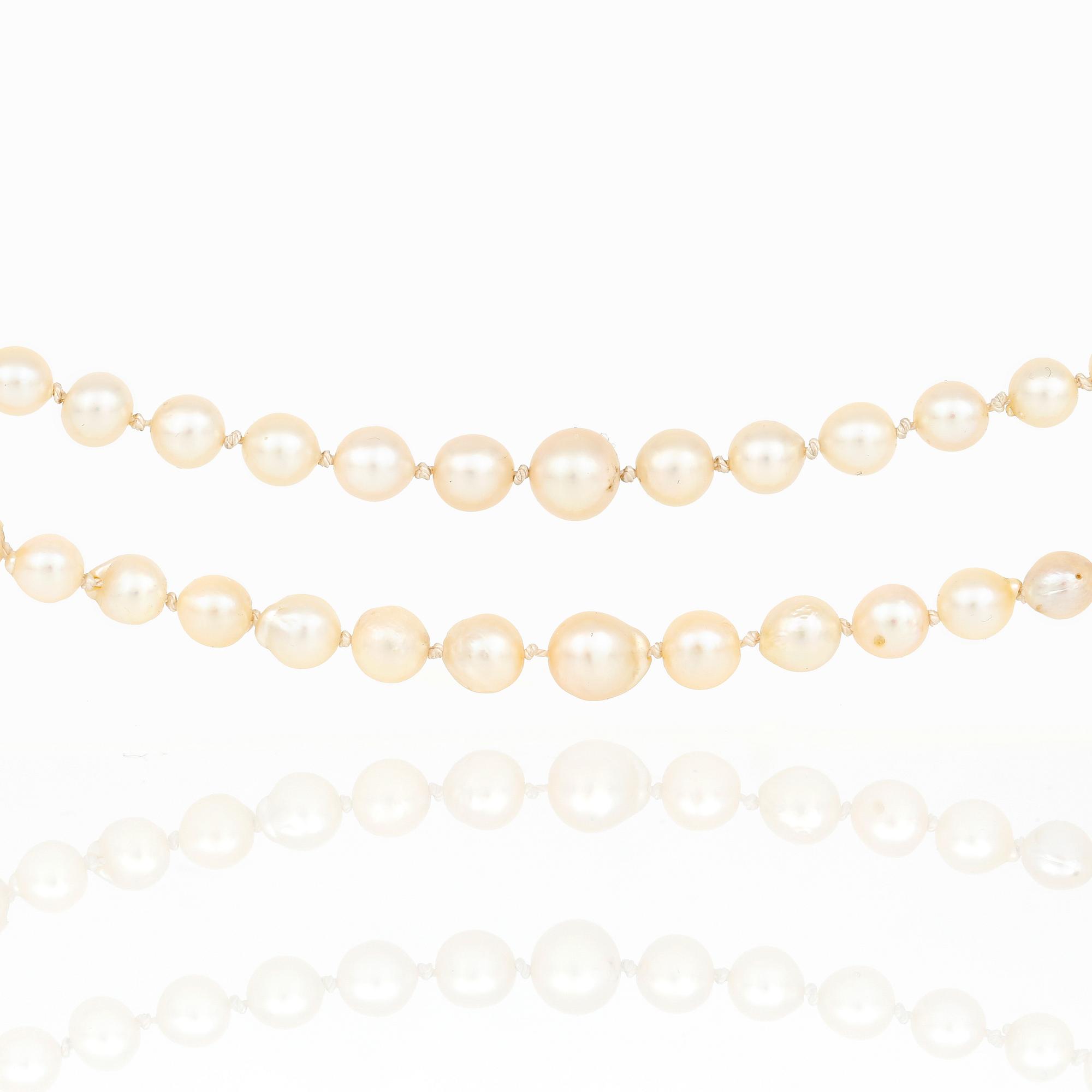 PÄRLCOLLIER, sötvattenspärlor, låset i 18K guld med granater, J G Kilberg, Stockholm, 1886. Total vikt ca 29 g.