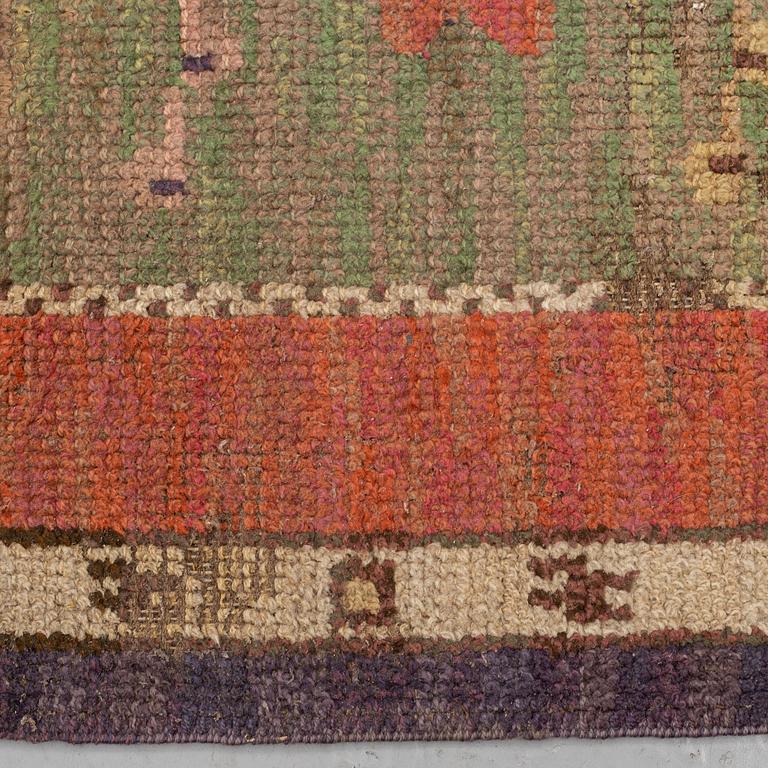 MÄRTA MÅÅS-FJETTERSTRÖM, A CARPET, "Ryttmästarens matta", knotted pile, ca 308,5 x 230,5 cm, signed MMF.