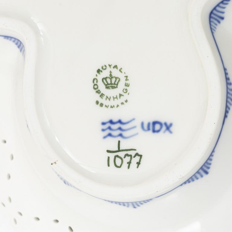 Royal Copenhagen, fat, porslin, "Musselmalet", helblonde, Danmark. 1974-1978.
