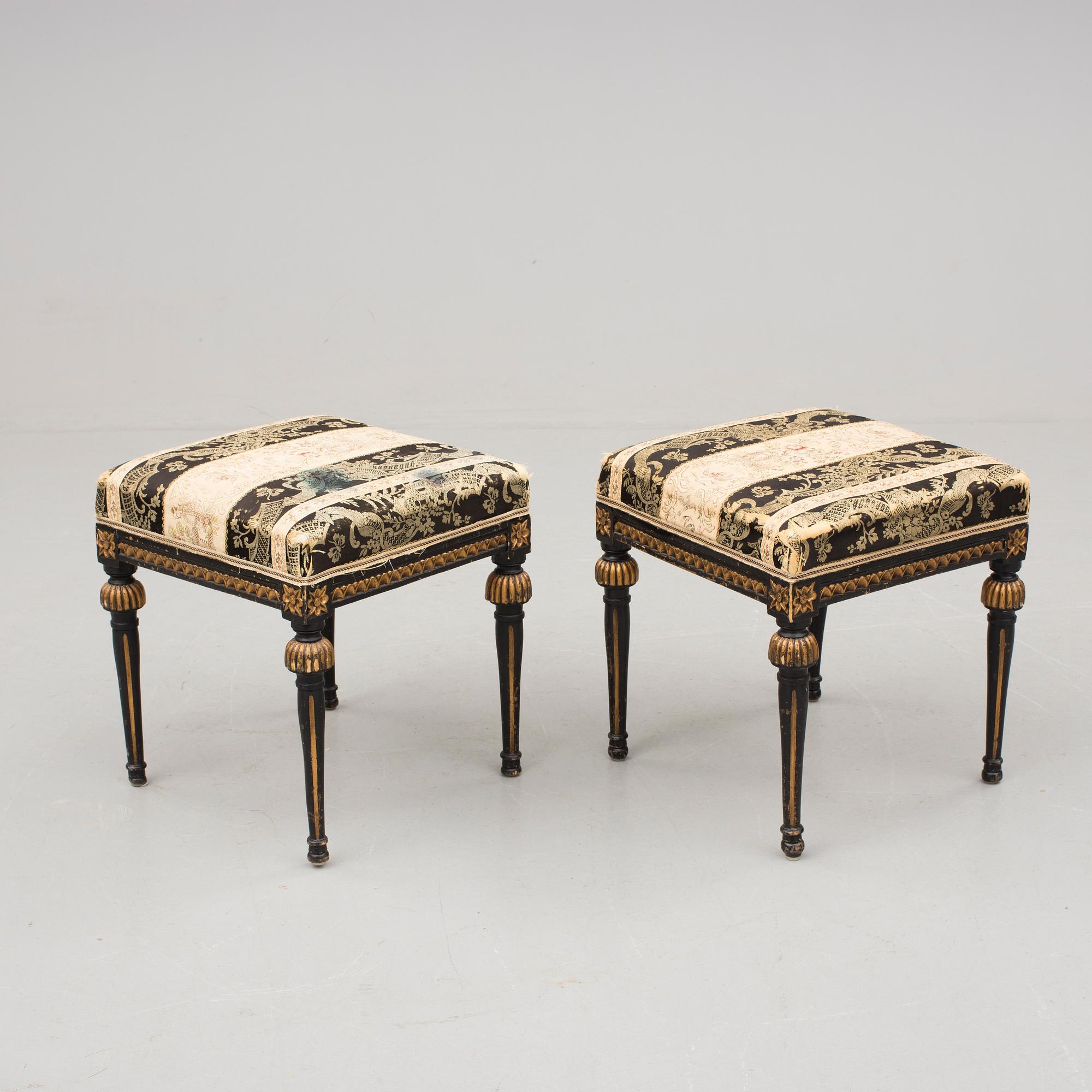 TABURETTER, ett par, sengustavianska.Omkring år 1800.